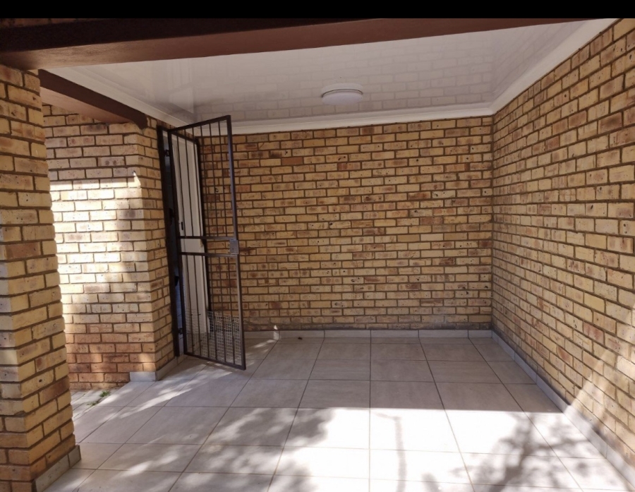 To Let 2 Bedroom Property for Rent in Flamwood North West